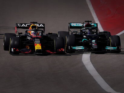 Verstappen y Hamilton se enfrentan durante la Fórmula 1, 2021