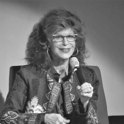 Shoshana Zuboff: studiosa dell’economia digitale, ha denunciato il “capitalismo della sorveglianza”, mostrando come le grandi piattaforme trasformino i dati personali in strumenti di controllo e profitto