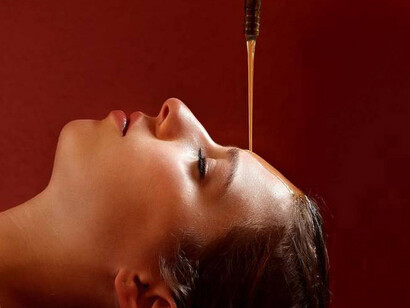 Un flusso di olio medicato caldo