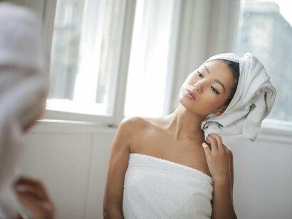 Tentou rir, mas o som morreu antes de tomar forma. Levantou as mãos e as passou pelo rosto, sentindo a pele sob os dedos. Será que estava sonhando? Será que havia simplesmente deixado de existir para o mundo? O pensamento a assombrou mais do que a ausência de reflexo. Se ninguém pudesse vê-la, ela ainda estava ali? Ainda era Rita?