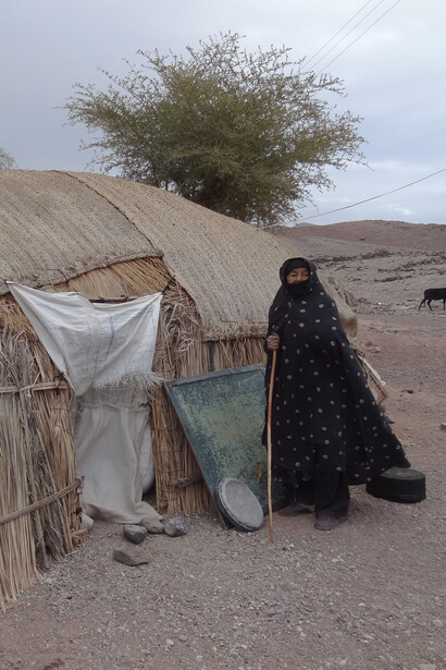 Para Smith la sociedad está dividida en tres clases, cada una de ellas posee un medio de producción: los trabajadores aportan el trabajo, los capitalistas el capital, y los terratenientes la tierra. Pobreza en Irán, 2012, Kerman — Balochestan provincia