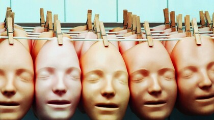 Resultante da ambiguidade virtuosa e irreversível, própria de todo o humano, da globalização, a cosmorealidade efervesce nas mentes como hipercomplexidade esmagante, geradora do ‘não vale a pena’. Tudo o que é estruturalmente decisor aparece como distante, inalcançável, inalterável. Inevitável nas consequências, ininfluenciável nas causas. A ‘nossa parte’, aquela que competirá ao exercício livre e comprometido da nossa obrigação cidadã, aparece como algo irrelevante para os sujeitos anónimos. Cada um/a de nós. Como tal, torna-(n)os abstencionistas, absentistas, auto-heterodemitidos. Esta epidemia endémica tende a propagar-se numa solidariedade negativa, que pode redundar numa imunidade de grupo contra o novo e diferente, cerrando fileiras no conforto sem confronto do exercício de manutenção do mesmo
