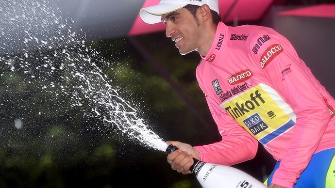 Alberto Contador celebrando su victoria en el Giro de Italia 2015