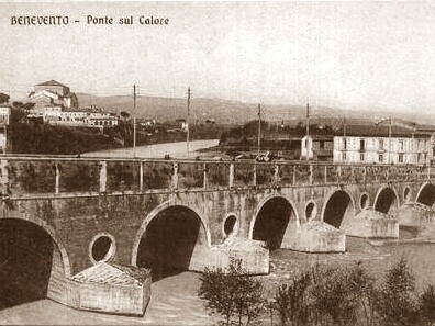 Originariamente costruito prima del Medioevo, il ponte è stato restaurato nel 1767 dall'architetto Luigi Vanvitelli, da cui prende il nome. Benevento, Italia