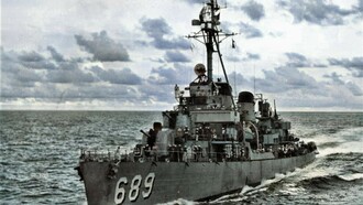El destructor chileno Blanco Encalada DD-14 (ex USS Wadleigh 689) fue entregado al gobierno de Chile en préstamo renovable por 5 años en 1962, de acuerdo con los términos del Pacto de Ayuda Militar (PAM), firmado entre Chile y EE.UU. Formó parte de la Escuadra hasta 1979 y participó en innumerables operaciones UNITAS.Fue dado de baja mediante la Resolución del 19 de abril de 1982 y trasladado a los canales patagónicos. Fotografía de 1953 USS Wadleigh DD-689 