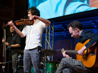 Isaac de Martin alla chitarra, Alaa Arsheed al violino, Nicola Barbon al contrabbasso