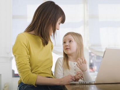 Una madre y su hija navegando por internet