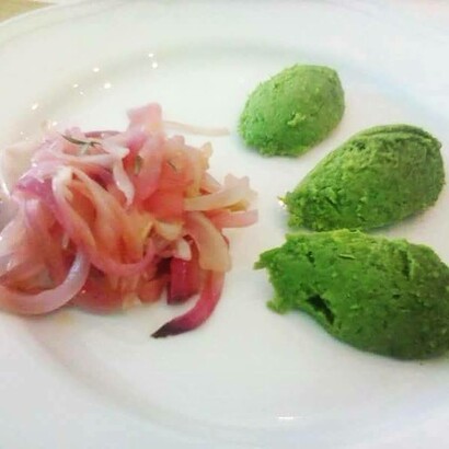 "L'impronta del cuore". Quenelle di piselli e cipolle in agrodolce