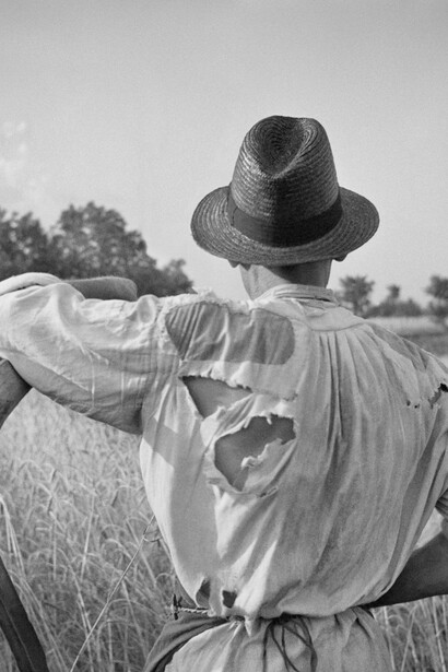 Nicolás Muller, Sharpening the scythe, Hongrie, 1935
© Nicolás Muller