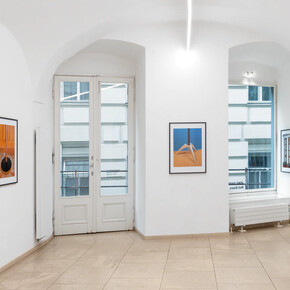 Jörg Sasse, Red doors, exhibition view. Courtesy of Galerie nächst St. Stephan
