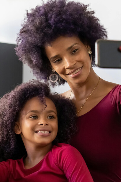 Los padres deben ser conscientes del ejemplo que dan, equilibrando su tiempo en redes con la interacción cara a cara con sus hijos