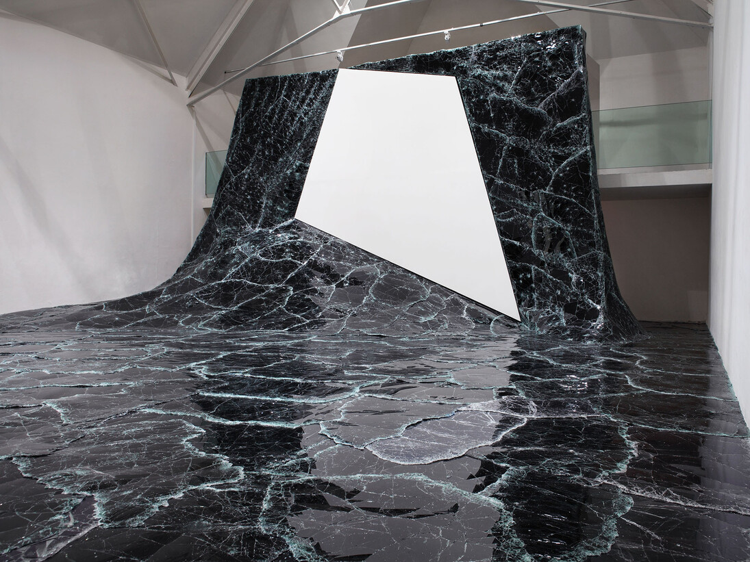 Baptiste Debombourg, Matière noire, 2015, Installation contextuelle en verre noir, 11 x 8 x 5 m (dimensions variables), La Chaufferie, Galerie de la Hear, Strasbourg
