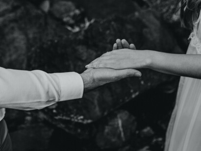 Amore. Se vi incontrate con qualcuno che sentite essere il cuore, la sede dell’amore, provate a sfiorare la sua anima con la vostra e se queste due vanno in risonanza saprete che è lì che la Kundalini può iniziare