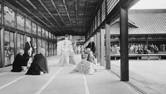 Uma cena de The 47 Ronin, de Kenji Mizoguchi, recupera visualmente o universo dos samurais e os códigos de lealdade do Japão feudal. No artigo, essa tradição ilustra como a honra e o dever podem se sobrepor à felicidade individual. A história dos guerreiros permite discutir os limites entre fidelidade, sacrifício e obediência. A trajetória dos samurais sintetiza o conflito entre a necessidade de reparar uma desonra e a aceitação das consequências impostas pelo código de lealdade