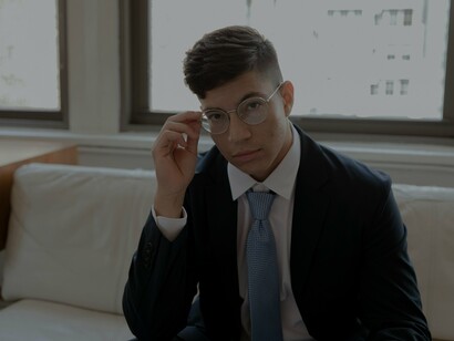 Homem em ambiente de trabalho. Concluí que meu colega era desatento a esta linguagem silenciosa, além das palavras. Os sinais estavam ali, evidentes: ele recebia, mas não percebia!