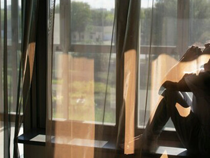 El aumento de los sentimientos de soledad, de aislamiento es la primera consecuencia de desajuste mental, tanto en quien practica phubbing como de quien los sufre