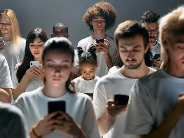 Dans le silence d’un monde saturé de signaux, chacun reste absorbé par son écran plutôt que par les autres
