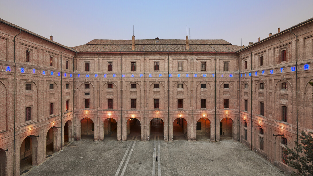 Palacio de La Pilotta con la instalación permanente de Maurizio Nannucci, 2019