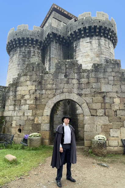 Actor del grupo Aburejo frente al castillo de Granadilla, Extremadura, España