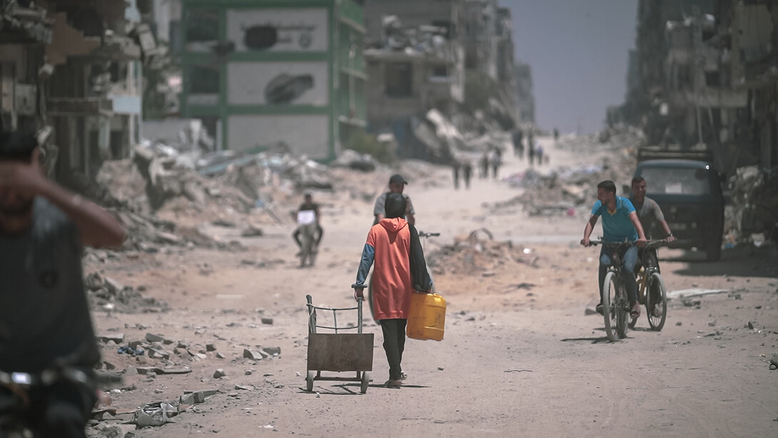 Joven recorriendo los restos de Gaza, enero de 2025. En el escenario global actual, persisten profundas divergencias entre las potencias mundiales, agravando los conflictos existentes y dificultando cualquier avance hacia soluciones diplomáticas