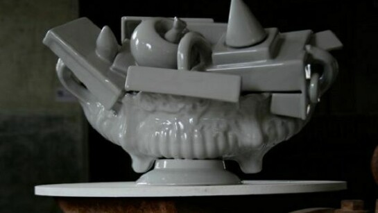 Paolo Polloniato, Metamorfosi, 2012, terra bianca e smalto lucido, cottura 1000°, 43x25xh27 cm, pezzo unico