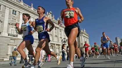 Corredores ante el Palacio Real de Madrid