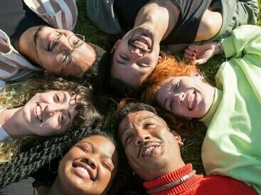 Grupo de amigos em festividade na rua. A transformação do Centro Interpretativo do Brulhão num espaço aberto e dinâmico é fundamental para que ele se afirme como um elemento vital no desenvolvimento turístico e cultural da região