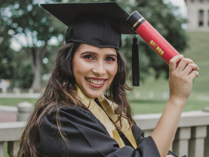 Étudiante. On a découvert que le bac pour tout le monde débouche sur tout le monde à l’université, de préférence dans les formations les plus accessibles, les sciences humaines, qui sont très humaines, mais très peu scientifiques