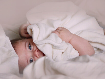 La señora la envolvió con sus brazos temblorosos, y el señor abrió una botella de buen vino que compartió con todo el servicio