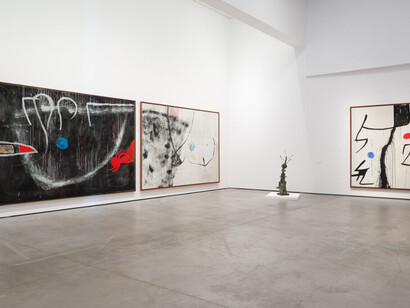 Joan Miró, Paysage Miró. Pintar entre las cosas, vista de exhibición. Cortesía de Es Baluard Museu d'Art Contemporani de Palma