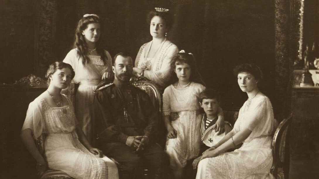 La familia Romanov, retratada en 1913. Anastasia (tercera desde la derecha) ostenta una historia que ha trascendido el tiempo, fusionando mito y realidad en una narrativa que sigue cautivando al mundo