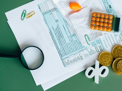 Elementos para calcular impuestos y unas monedas