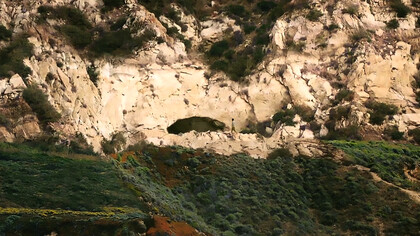 Blombos Cave is a well-known archaeological site located in the Blombos Private Nature Reserve, approximately 300 km east of Cape Town on South Africa’s Southern Cape coast. Its deposits span the Middle Stone Age (c. 100,000–70,000 BP) and the Late Stone Age (2,000–300 BP)