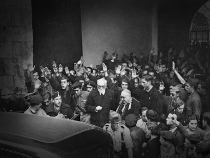 Unamuno saliendo del Paraninfo de la Universidad de Salamanca