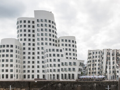 La arquitectura enfrenta nuevos desafíos que ponen a prueba esta visión humanista. El crecimiento acelerado de las ciudades, la presión demográfica y la crisis ambiental obligan a repensar los principios tradicionales del diseño. Nuevo Zollhof, Düsseldorf, Renania del Norte-Westfalia, Alemania