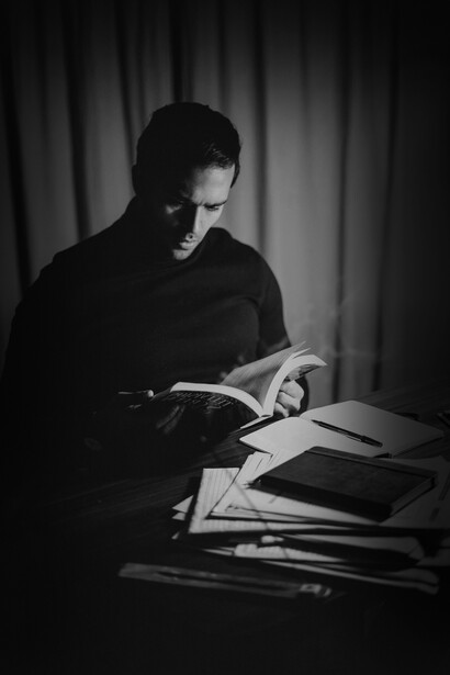 Escritor revisando otros libros. La poesía de Oñate posee un lenguaje cargado de ironía y subterfugios
