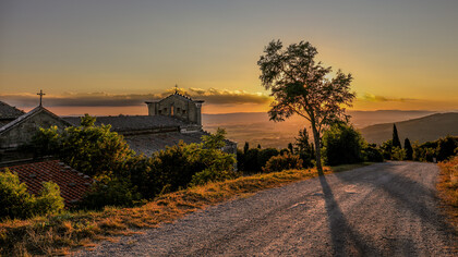 Toscana, Cortona, Basilica di Santa Margherita, Tramonto… e allora prendi una stradina che sale vero l’alto e poi... l’albero ci fornisce l’ora intima del mondo, pulsante, vivente, scalpitante, lucente, stabilmente meraviglioso, meravigliosamente grande, foto Marco Migliozzi