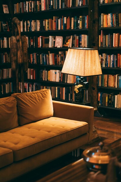 En aquel desvencijado sillón verde que el inquilino anterior dejó sin culpa, permanece un buen rato con el libro