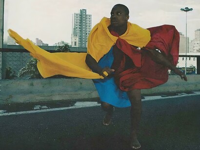 A criação dos tecidos coloridos chamados de Parangolés é uma resposta a deselitização da arte moderna