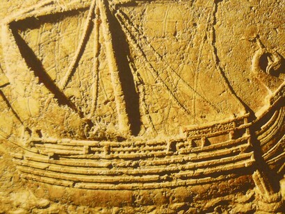 Bajorrelieve del siglo III a.C. que muestra un buque mercante fenicio (Museo Nacional de Beirut)