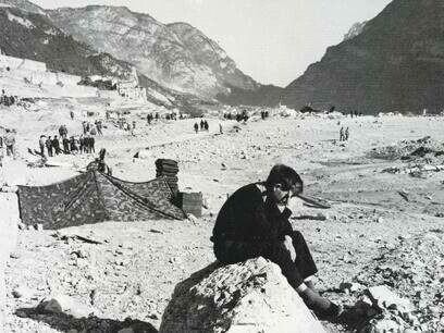 La costruzione della diga iniziò nel 1957, sotto la supervisione dell’ingegnere Carlo Semenza e del geologo Giorgio Dal Piaz. I due sminuirono da subito le paure relative a rischi geologici ed eventi franosi che potevano essere provocati da un intervento di quelle proporzioni sul versante sinistro della montagna, tra il Friuli-Venezia Giulia e il Veneto, Italia