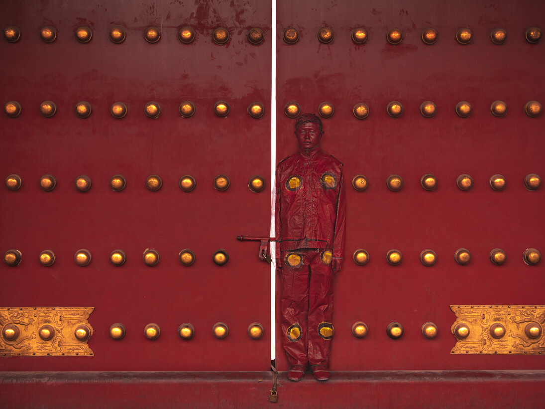 Liu Bolin, Red Door, Courtesy galerie Magda Danysz