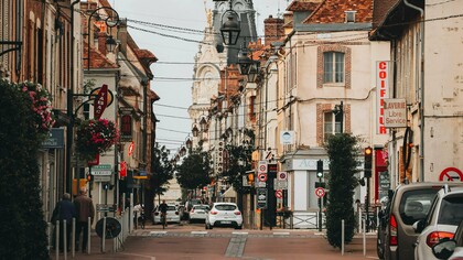 Clocher de l'église au-dessus d'une ruelle de la vieille ville de Sens, Bourgogne-Franche-Comté, France