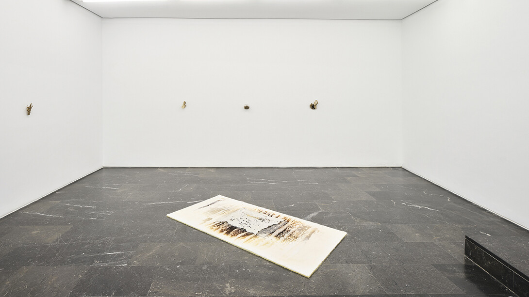 M Reme Silvestre, L'escala fosca del desig no té barana, vista de exhibición. Cortesía de Galería Luis Adelantado