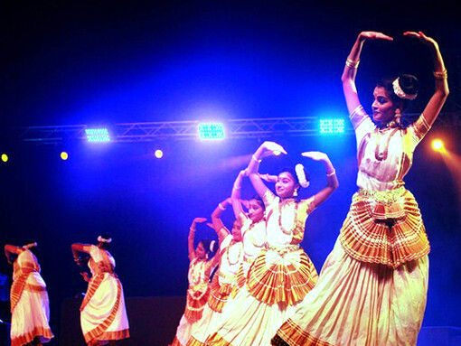La danza Mohiniyattam recibe su nombre de la palabra Mohini, un avatar histórico de hechicera del dios hindú Vishnu, que ayuda al bien a prevalecer sobre el mal desarrollando sus poderes femeninos. Festival de la Juventud 2012 Delhi, India 