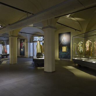 Silk treasures. Textile masterpieces from the Falletti Donation, exhibition view. Courtesy of Museo del Tessuto 