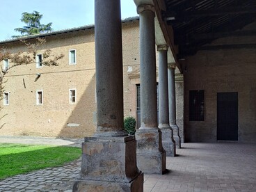 Chiesa dei Santi Vincenzo e Anastasio, Portico esterno, con colonne di spoglio recuperate da edifici romani antichi che sorreggono una struttura lignea, ph. Angelica Maria Luciani 