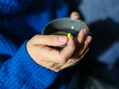 O uso indiscriminado de antibióticos sem orientação médica contribui para a resistência bacteriana, dificultando o tratamento de infecções