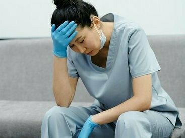 É essencial entender que o burnout não é uma falha individual. Não é fraqueza. Não é falta de preparo. É o sintoma de um sistema estruturalmente adoecido. Um sistema que exige produtividade em ritmo industrial, mesmo quando o que está em jogo é o cuidado com vidas humanas. Um sistema que exige entrega total e devolve pouco ou nada em termos de suporte emocional, financeiro ou institucional