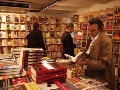 Procurando um livro em uma livraria